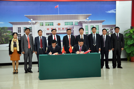 广宁省芒街市与中国广西东兴市签署《建立友好城市关系意向书》